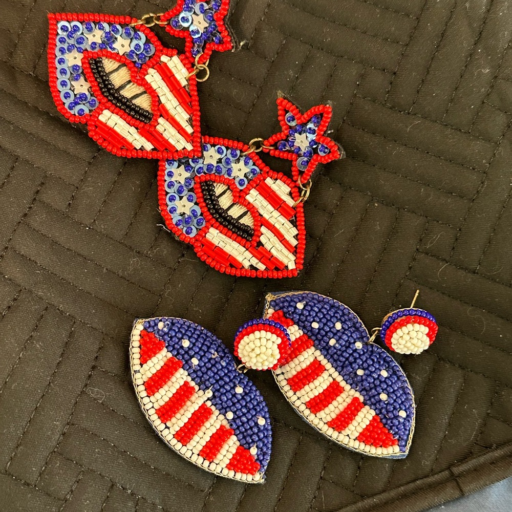Patriotic Lips 👄 Beaded Earrings - Picture 1 of 1